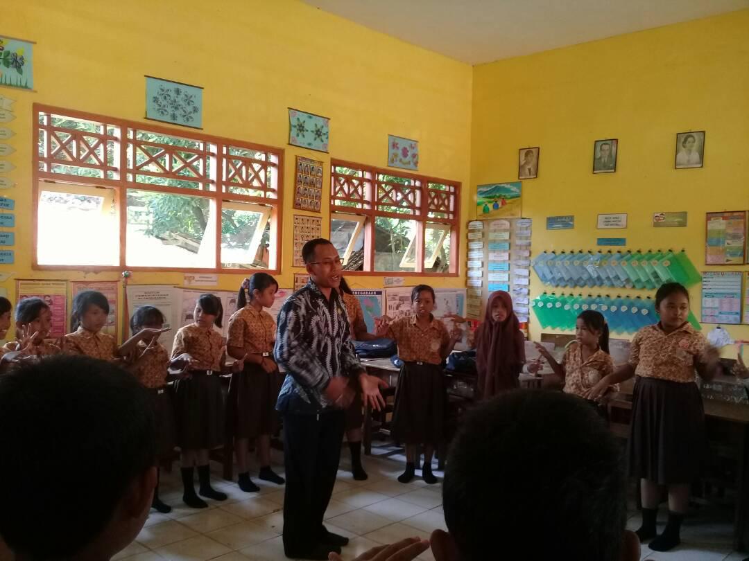 Gemerlap Tapi Sunyi